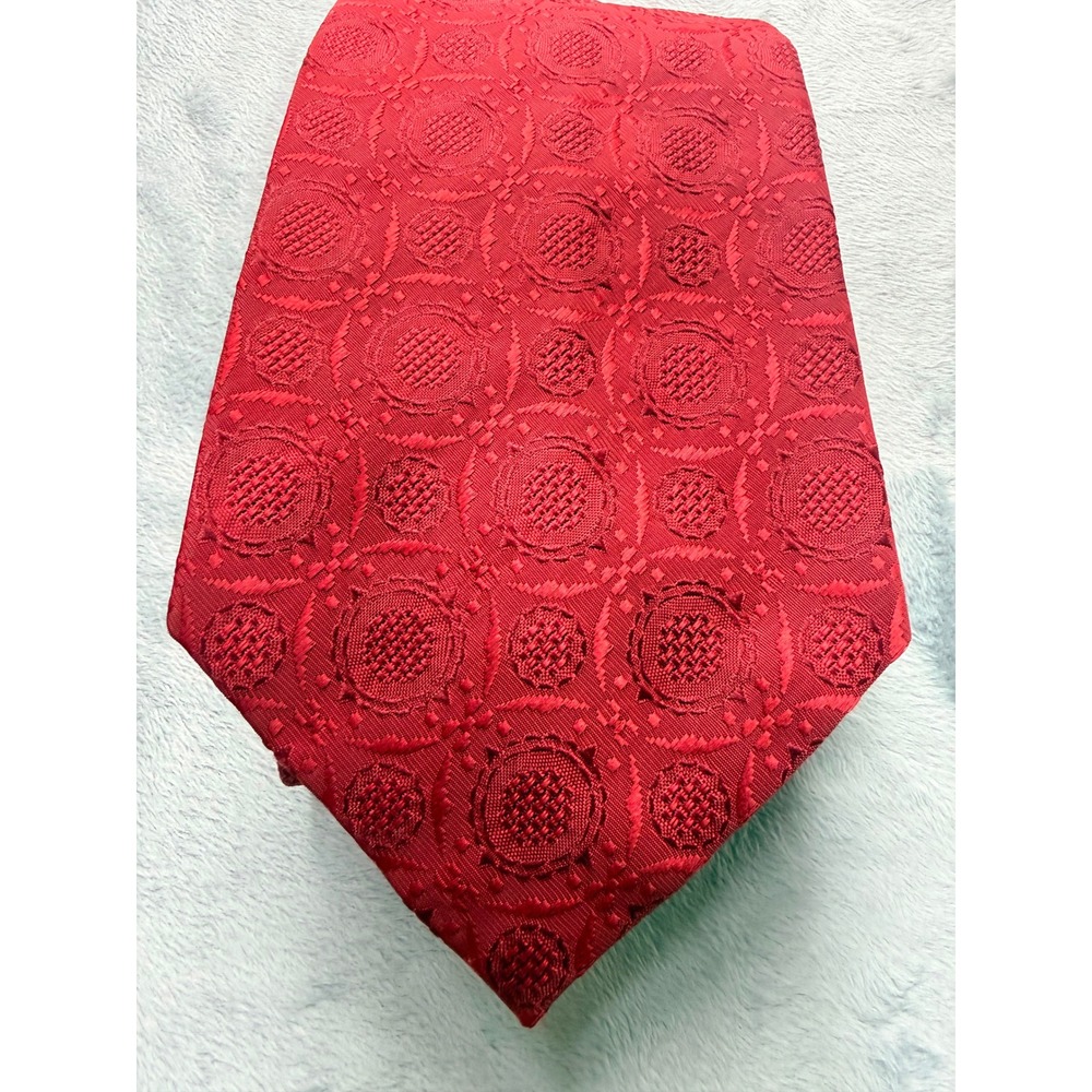 Maquires of Maplewood Necktie Geometric Medallion Red 4x57 Excellent